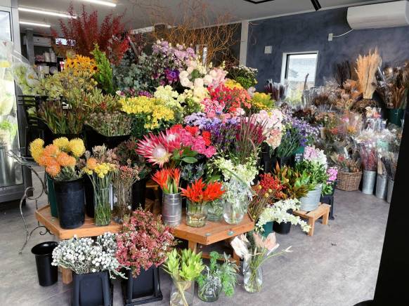 「花工房パルテール」　（岩手県北上市）の花屋店舗写真2